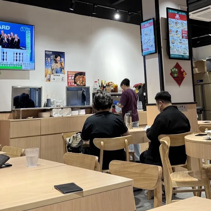 世華茶餐廳店內:木檯、櫃檯,同上面嘅餐牌螢幕