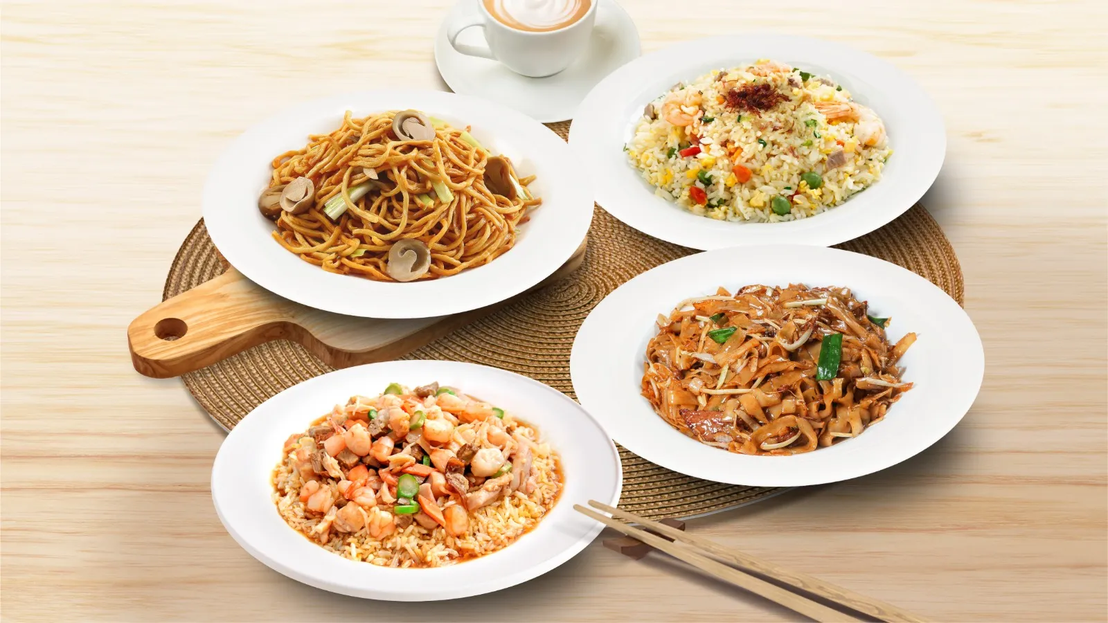 四碟炒粉麵飯擺喺木砧板上