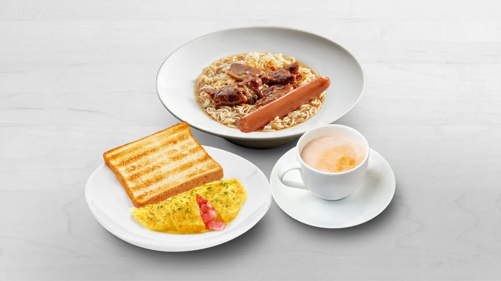 常餐:公仔麵配排骨同腸仔、奄列、多士同一杯奶茶
