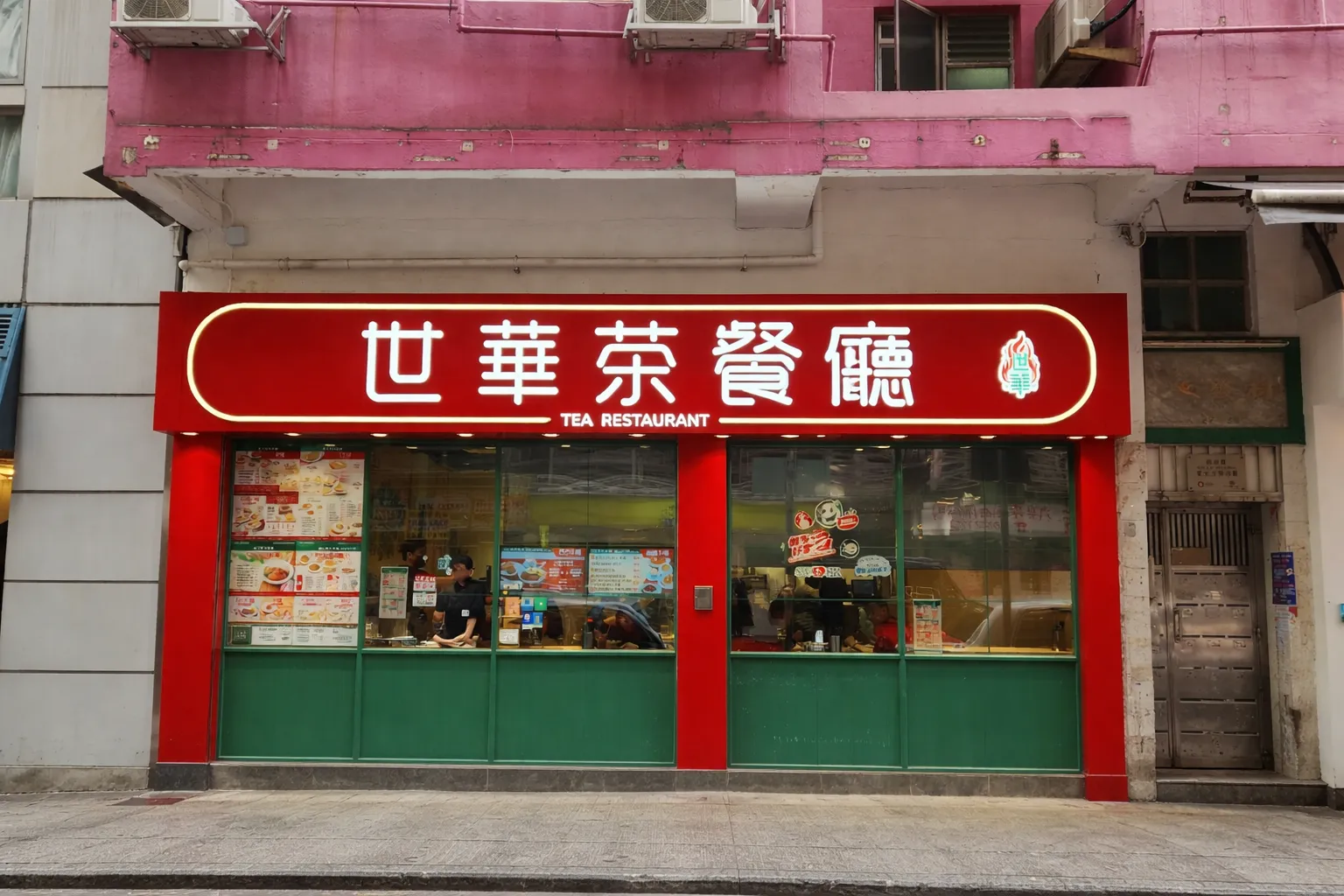 世華茶餐廳灣仔譚臣道店面，紅色招牌，下面係綠色瓷磚
